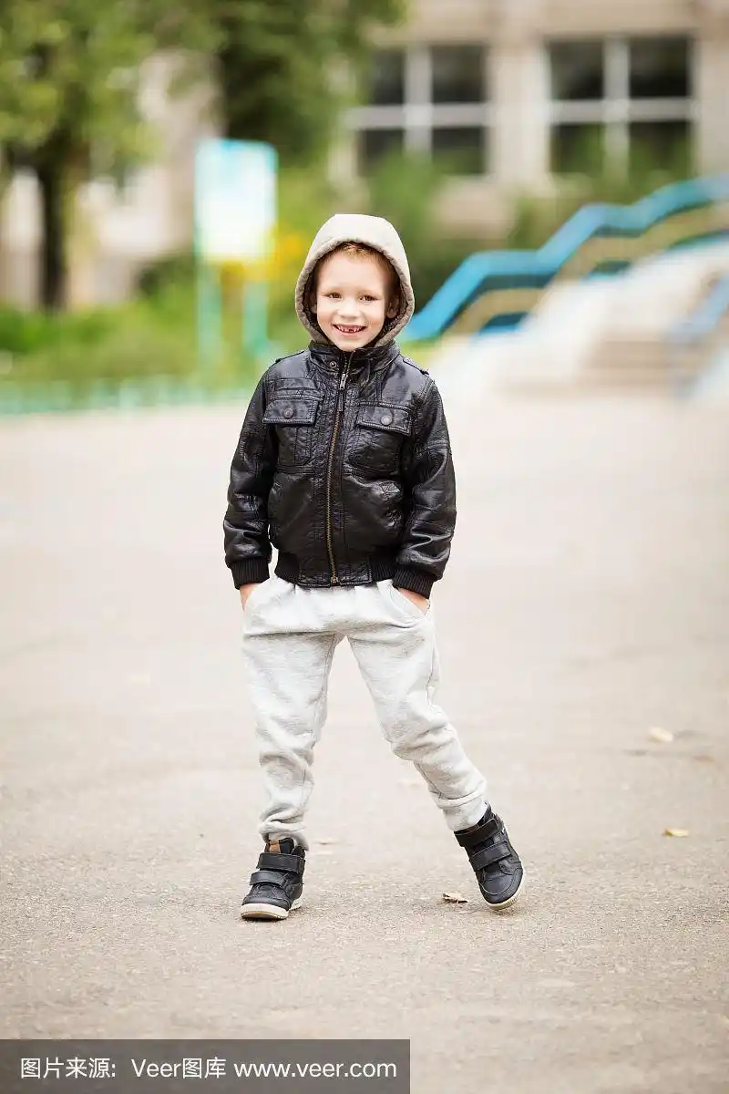 身穿黑色皮衣的可爱小男孩的全身肖像