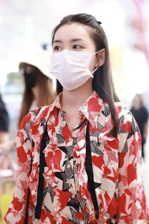 2023年8月17日,北京,蒋依依现身机场.身着印花衬衫青春有活力.