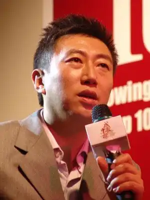 图文:央视对话主持人陈伟鸿