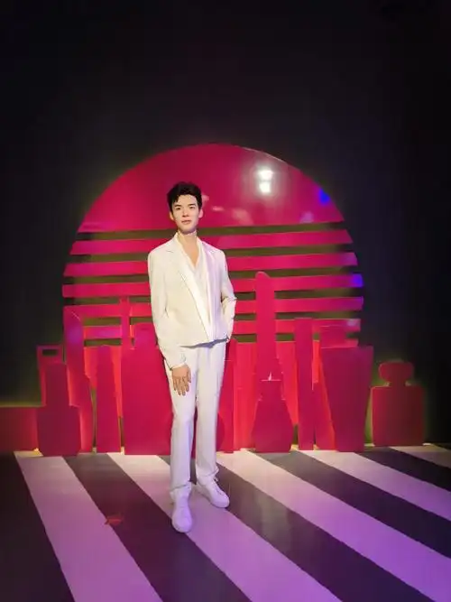 从3月26日起,让我们一起迎接胡一天蜡像的上海首秀,在中国时尚新