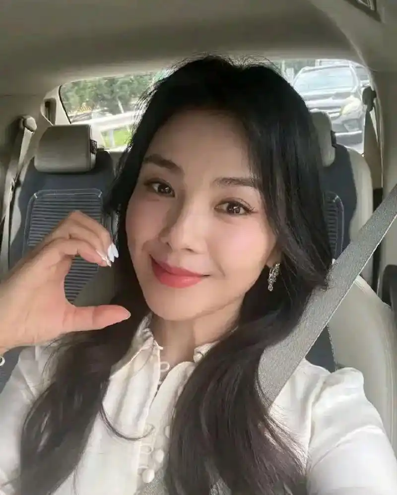 刘涛生图好苍老啊,虽然没有一丝皱纹,但年龄感溢出屏幕,一看就是年过