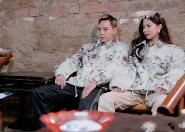 宋妍霏把口红蹭在陈伟霆肩头,谁注意男方的反应,网友瞬间炸锅