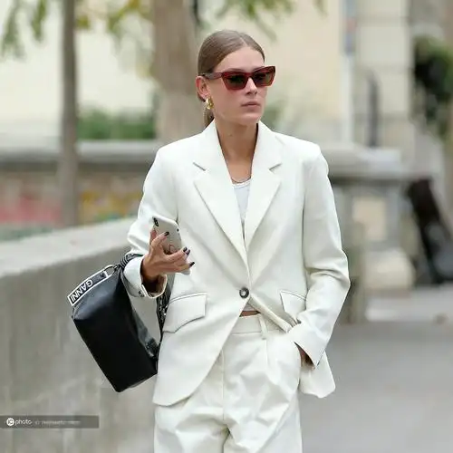 街拍veravanerp白色西装西裤套装bottegeveneta凉鞋ganni手袋优雅ol