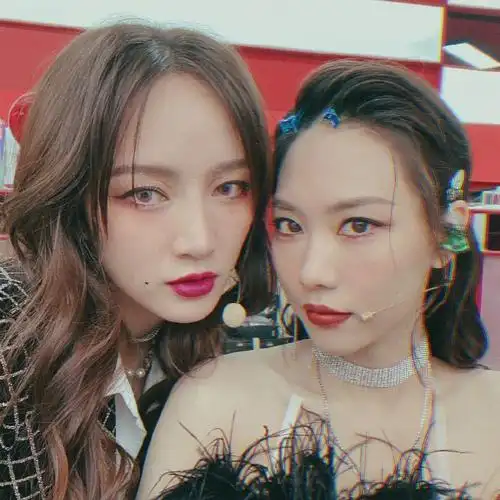 姐妹情深!孟佳为王霏霏庆生 写藏头诗表白情真意切