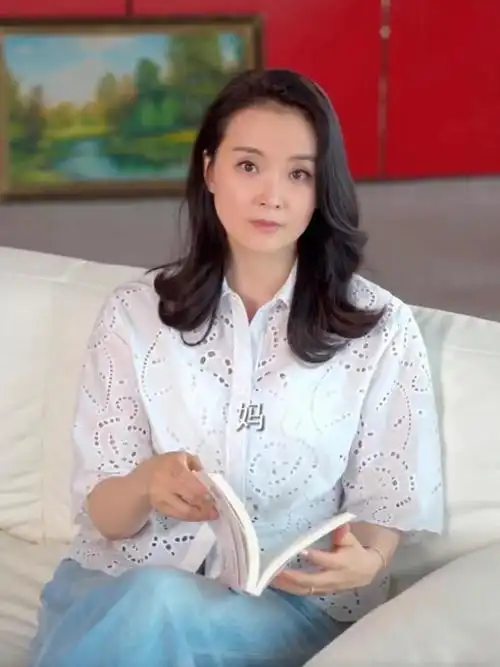 画面中,王艳身穿白色镂空衬衫和牛仔裤,一身简约打扮看起来温柔显气质