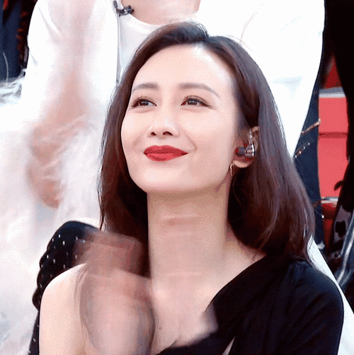 王鸥红唇精致美艳撩发回眸魅惑