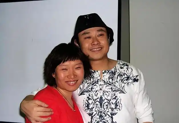 刀郎前妻杨娜生女40天后抛弃家庭刀郎出名后再现特别后悔