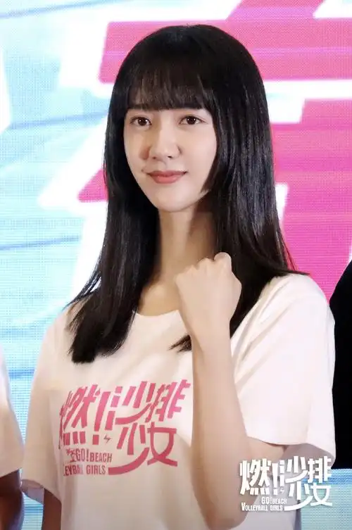 许龄月新剧《燃!沙排少女》青岛开机 黑长直造型吸引众人