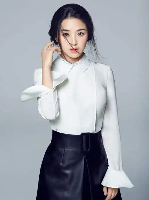 而目前三人中发展相对相对较好的是季军张含韵,当年一首《酸酸甜甜就