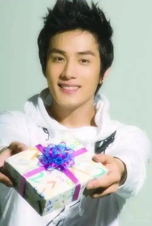 李承铉披荆斩棘的人生:10亿韩元解约,当全职奶爸6年,37岁翻红