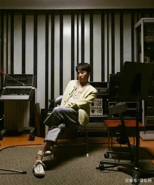 权志龙晒照哥特暗黑风高级,腹肌隐约可见,被嘲伏地魔仍是销冠