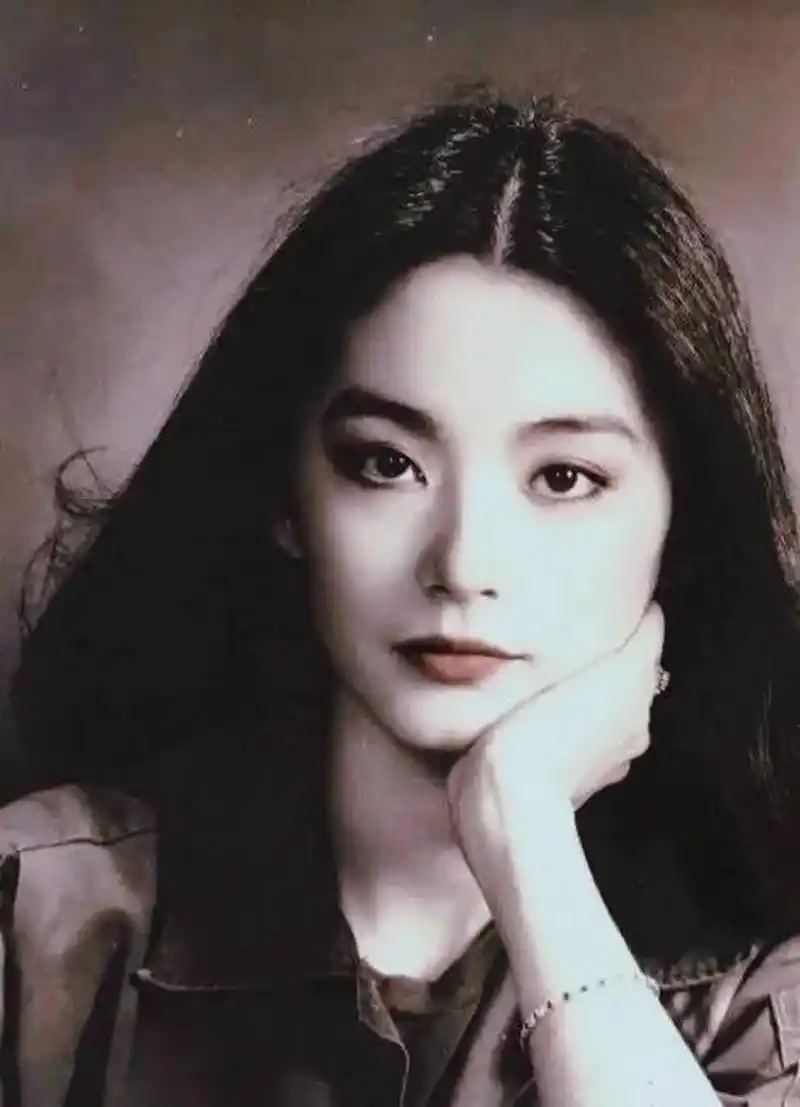 林青霞说她小时候因为长相而自卑,是不是大美人都是美而不自知的