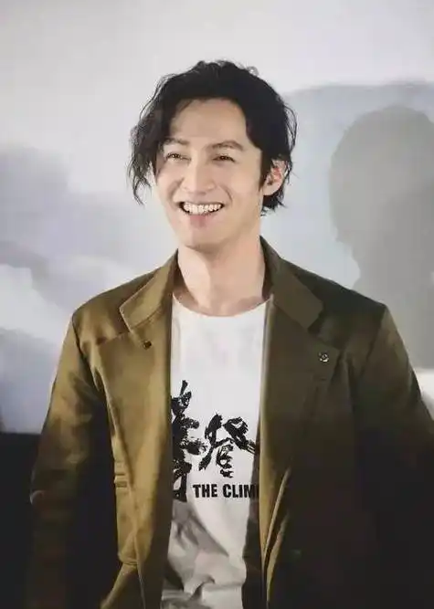 40岁胡歌喜当爸!他曾脚踏两只船?妻子不是江疏影,身份成谜团?