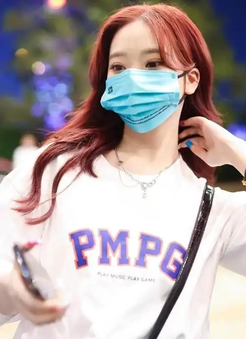 张紫宁身穿白色字母短袖牛仔裤青春洋溢魅力动人