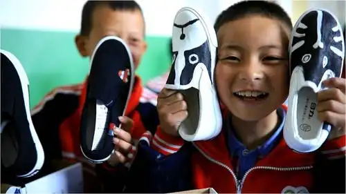 有接近半数的孩子因为家庭经济原因,一年四季穿着手工编织的布鞋或者