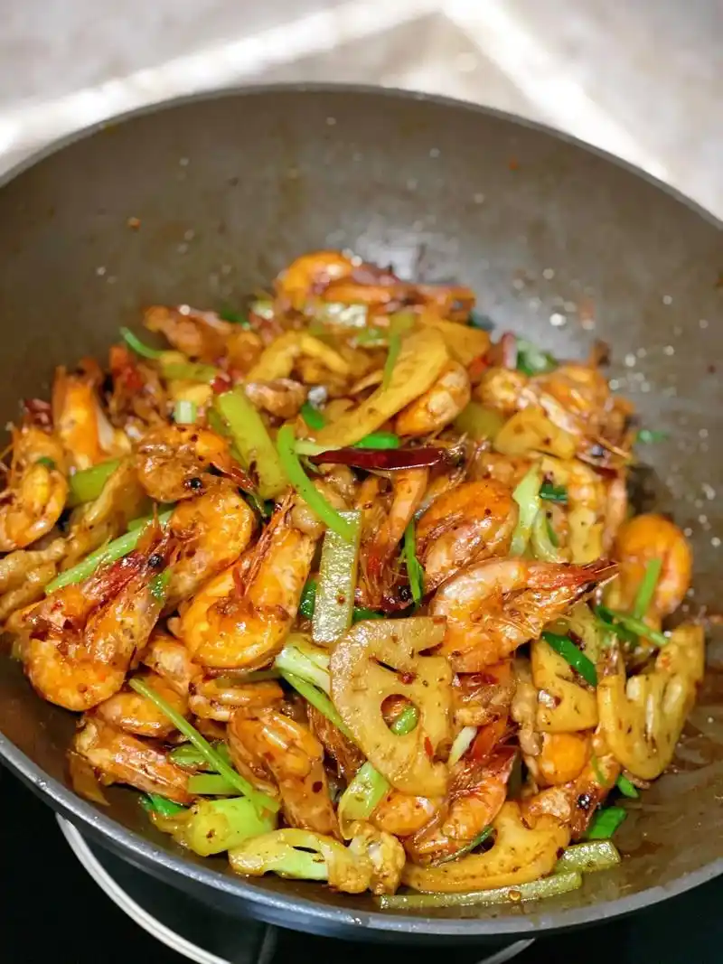 干锅虾做法: 1.我们这里的虾挺便宜的,这个 - 抖音