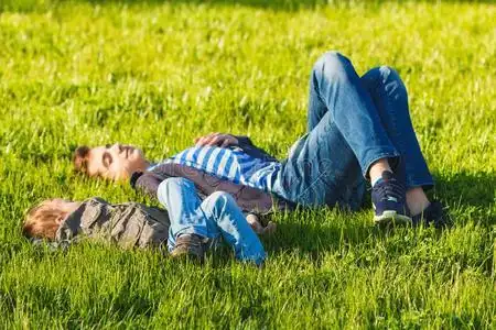 两个兄弟们,孩子们和少年男女所有乐趣,绿色的草地照片