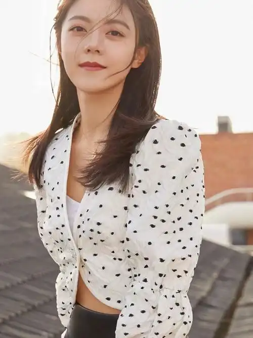 青春的气息扑面而来,身穿白衬衫黑短裙的赵今麦,宛如夏日里的一缕清风