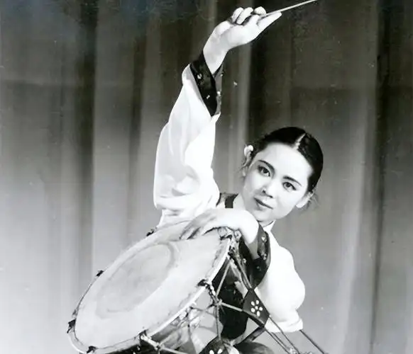 《英雄儿女》中的王芳,息影十多年,如今81岁风采依旧_刘尚_田华_电影