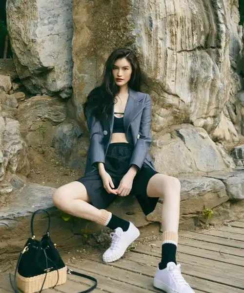 何穗拍写真长发飘飘尽显大长腿,气场果真两米八|何穗|超模|气场_新浪