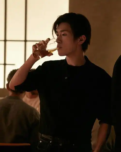 全黑色系的穿搭风格也是给我们展现出了满满的那种松弛感,真不愧是