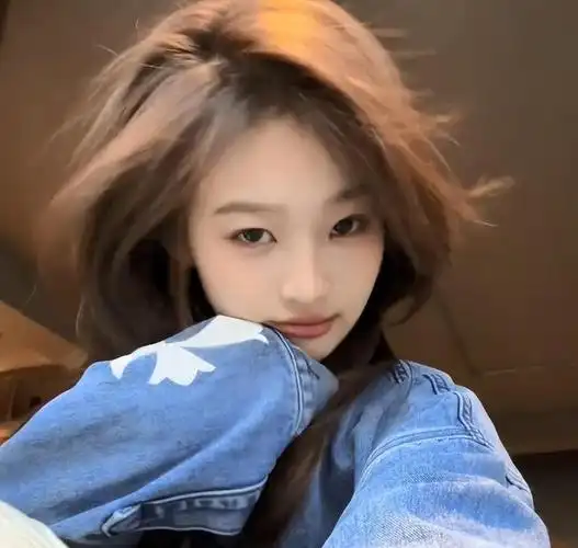 王思聪又换新欢一身大牌亲密搂美女逛街女友小羽发文疑吃醋