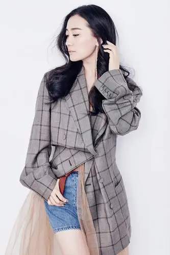 谭晶新曲《眼前》上线 低音诠释复杂情感