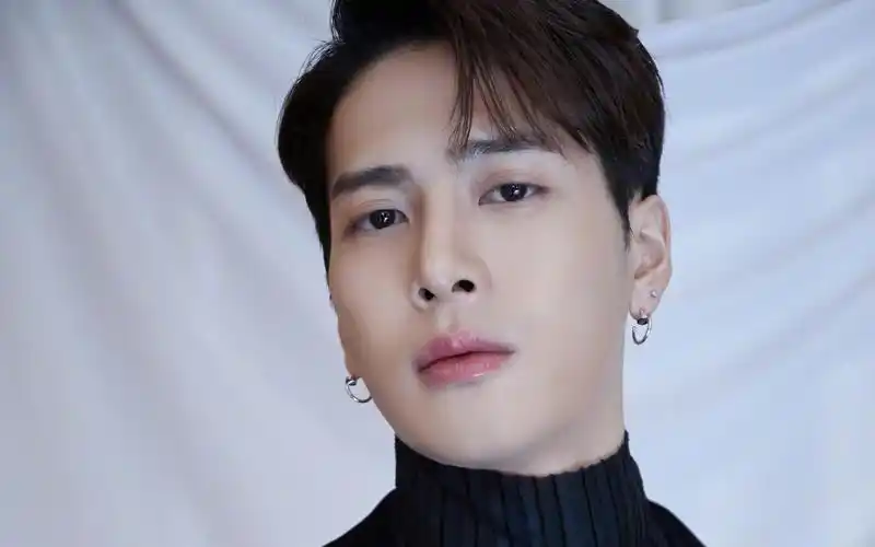 电脑壁纸 明星 港台明星 时尚潮流男孩王嘉尔帅气黑色西装迷人写真