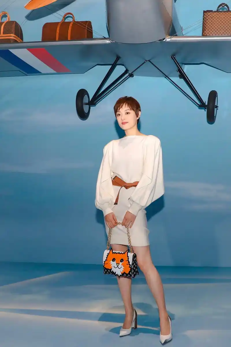 孙俪今天美俪亮相品牌展览会,一抹甜笑气质佳,眼神闪光好气色,快来