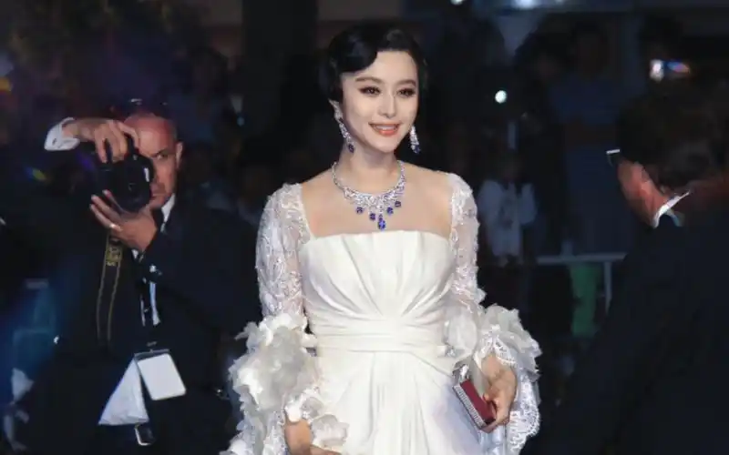 范冰冰2011年戛纳电影节,身着elie saab高定礼服惊艳亮相,西式礼服