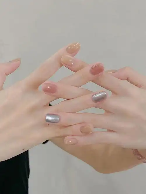 浅杏冰透奶糖裸美甲跳色