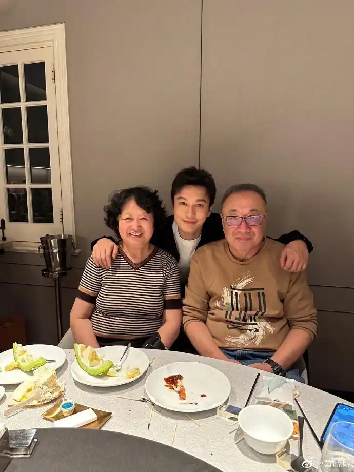 组图黄晓明为爸爸庆生与父母同框一家三口幸福满满
