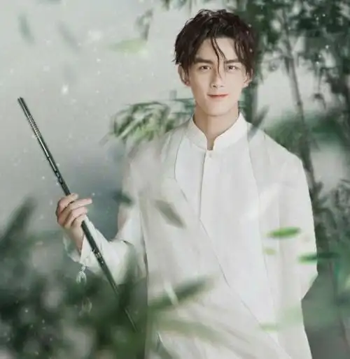 吴磊变身绝美古风少年身穿长衫立身桃花树下风度翩翩撩人心弦