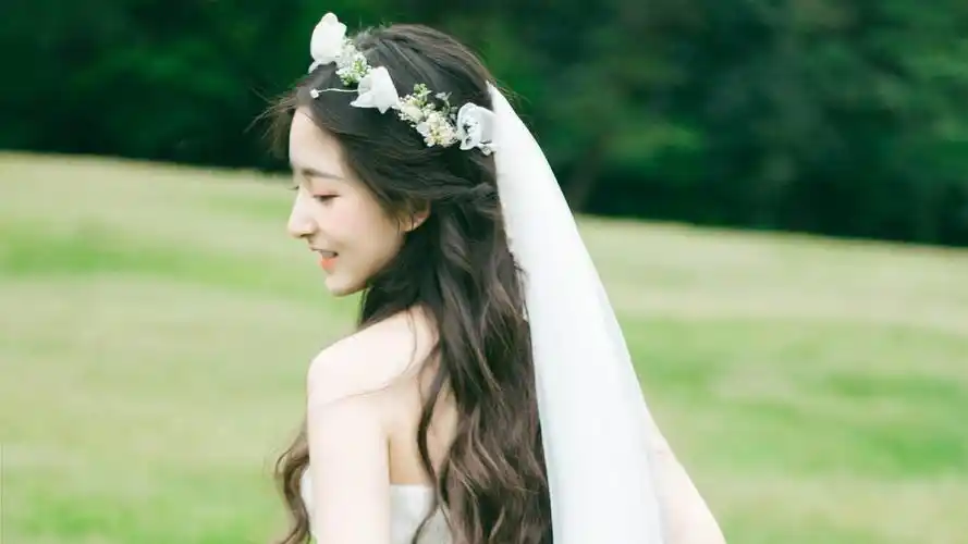 清纯少女身穿婚纱唯美写真