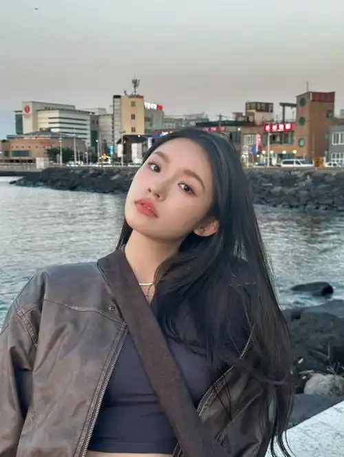 林允在海边看日落凹造型鬼马可爱超活泼