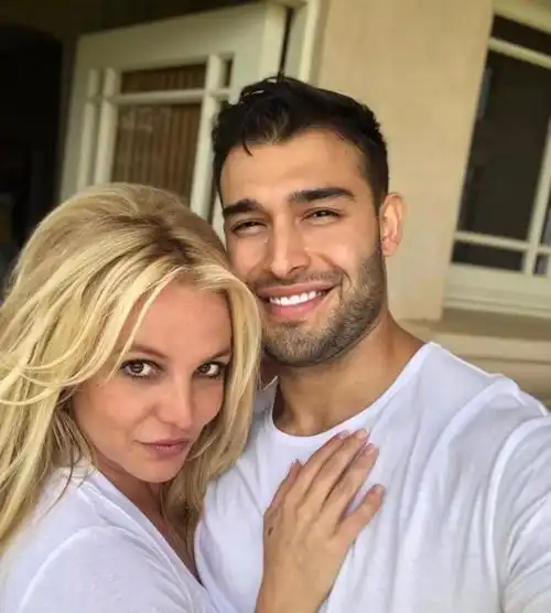 今天来认识一下卡妹camila cabello的男朋友…….