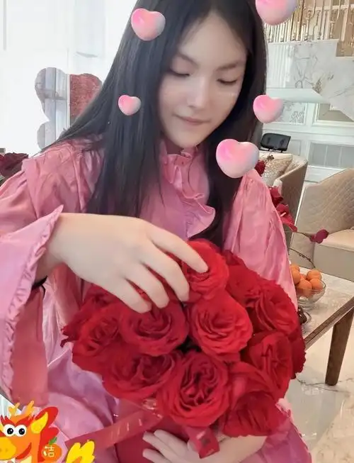 李湘女儿晒自拍,王诗龄化美妆长发飘飘,成熟又漂亮_腾讯新闻