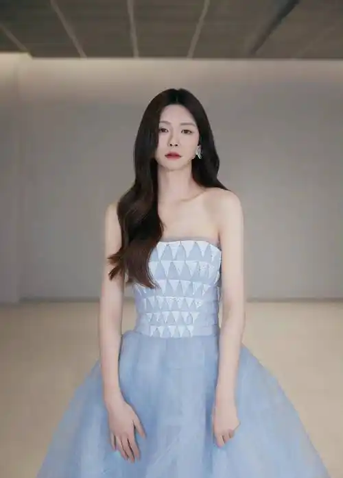 沈梦辰又剪空气刘海了,穿一身牛仔裙录节目,乖巧又甜美!