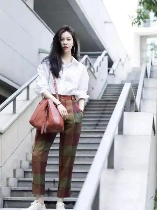 董卿减法穿搭太精致针织上衣配吸烟裤腰带当围巾优雅又大气