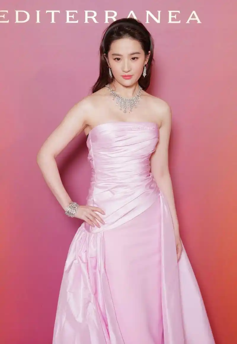 如何形容35岁的刘亦菲?