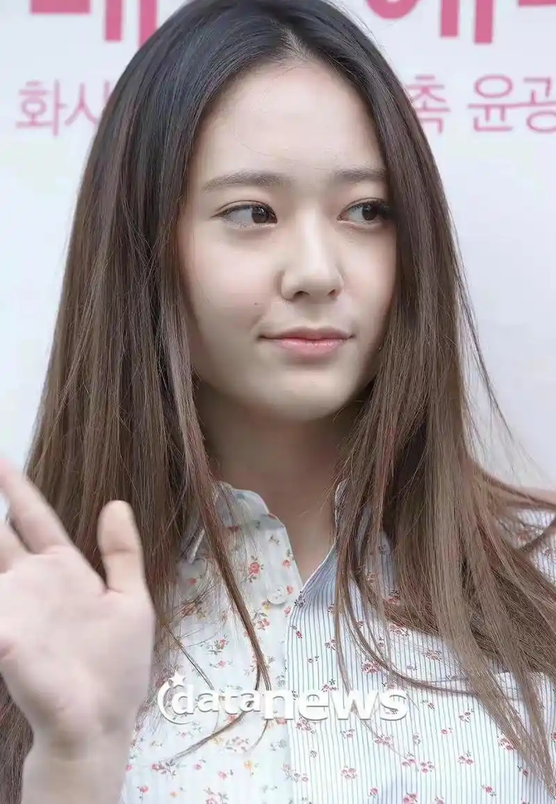 认得出这是女神郑秀晶吗?素颜生图依然看着让人感觉很舒服和自然!