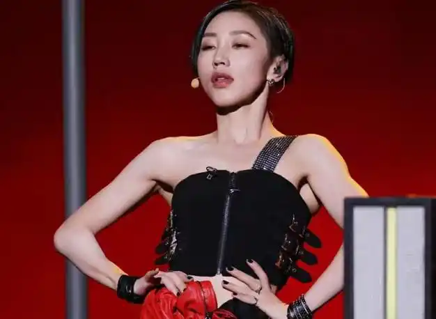 浪姐4五公上朱珠旗袍绝美芝芙跳钢管舞amber衣服不好看