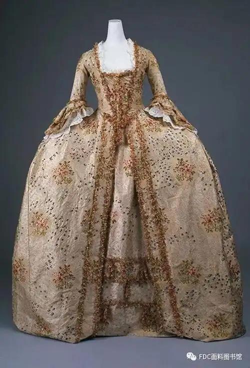 欧洲中世纪服饰精美华丽的洛可可风格