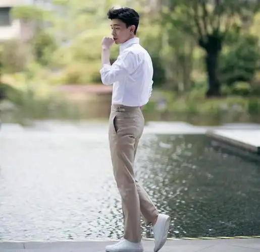 男明星青睐白衬衫,今夏要怎么穿搭呢?十分帅气还撩人心弦