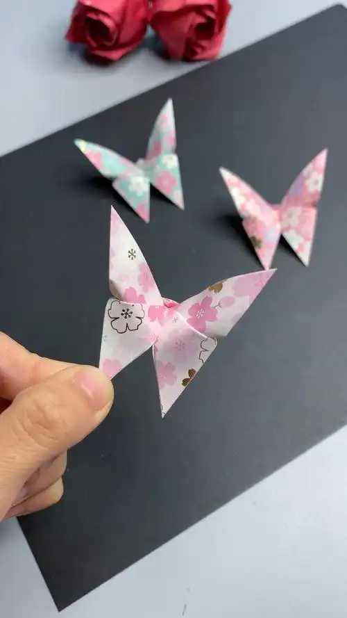 用漂亮的纸折小蝴蝶,非常简单哦,适合小朋友玩