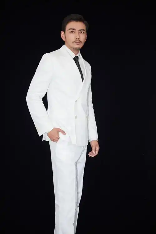 杨烁白色西装身材笔挺
