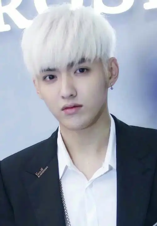 又受回去了,无论是长发还是短发,现在还是以前,吴亦凡的白发造型都是