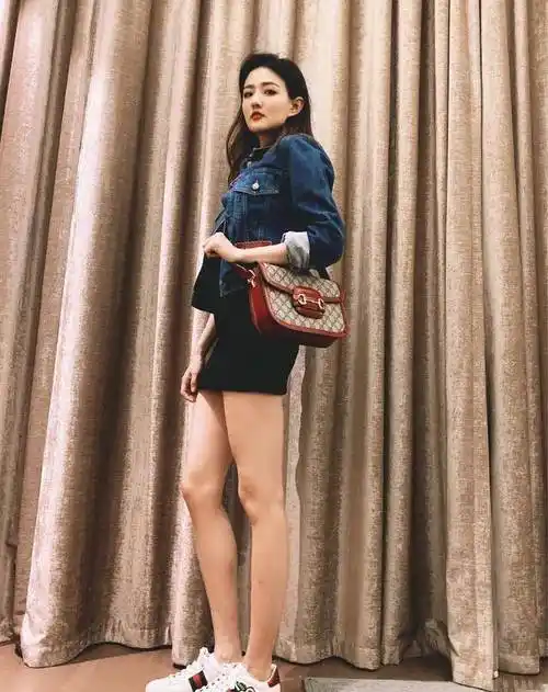 对于徐璐的身高来说,算不上高挑的身材,但是这身简单的穿搭还搭配了