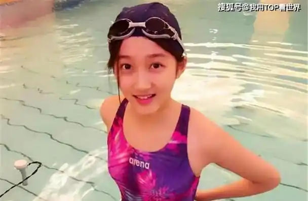 关晓彤早年泳衣照曝光,扎双马尾对镜头卖萌,鹿晗眼光真够刁钻!