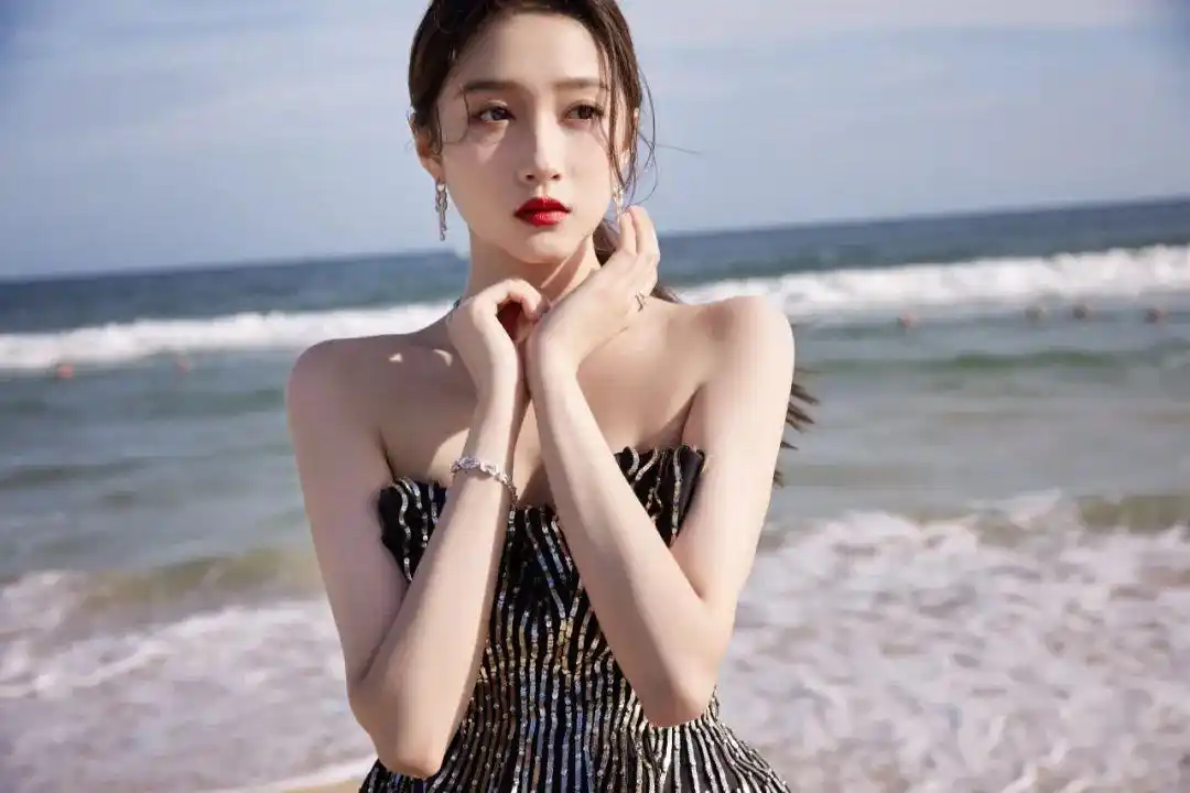 关晓彤壁纸:挥着仙女棒登场仙气十足,耀黑流光礼服闪闪动人